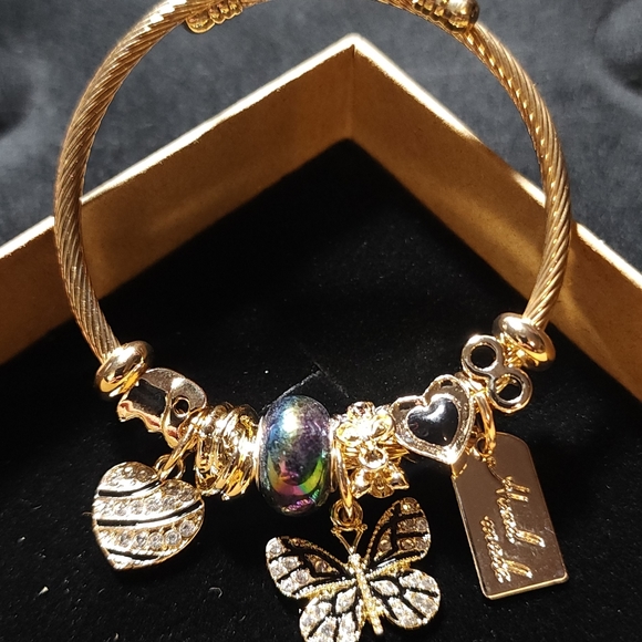 GOLD STAINLESS STEEL TWIST CHARM BRACELET - Picture 5 of 7